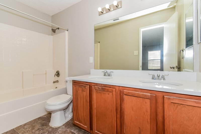 2,080/Mo, 3808 Kenzie Ct Balch Springs, TX 75180 Main Bathroom View
