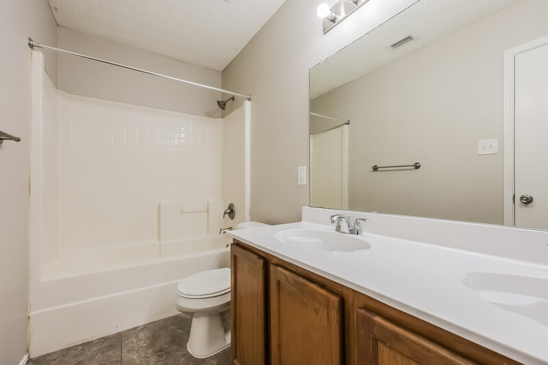 2,135/Mo, 3808 Kenzie Ct Balch Springs, TX 75180 Main Bathroom View 2