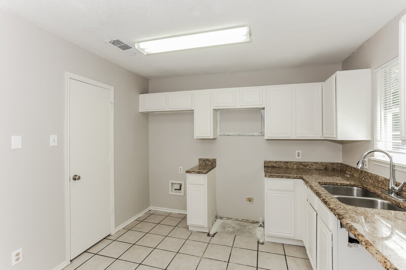 2,830/Mo, 4530 Lizzy Dr Dallas, TX 75211 Kitchen View 2