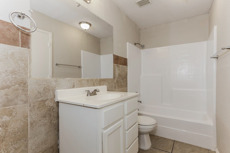 2,830/Mo, 4530 Lizzy Dr Dallas, TX 75211 Main Bathroom View