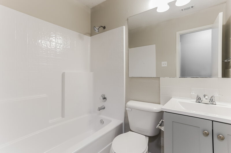 2,830/Mo, 4530 Lizzy Dr Dallas, TX 75211 Bathroom View