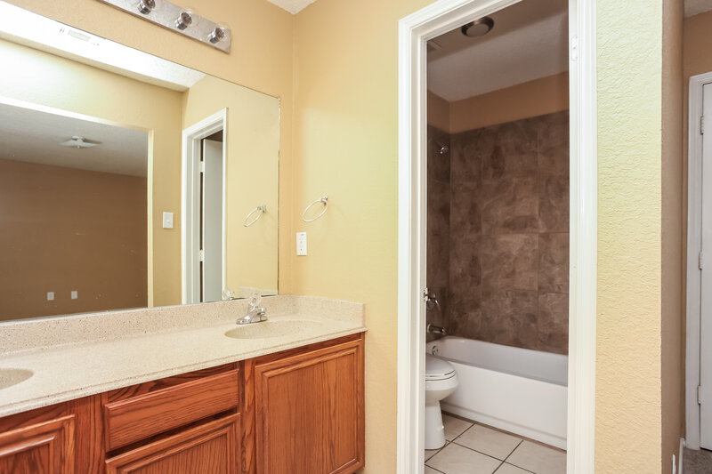 1,955/Mo, 4471 Posada Dr Dallas, TX 75211 Main Bathroom View