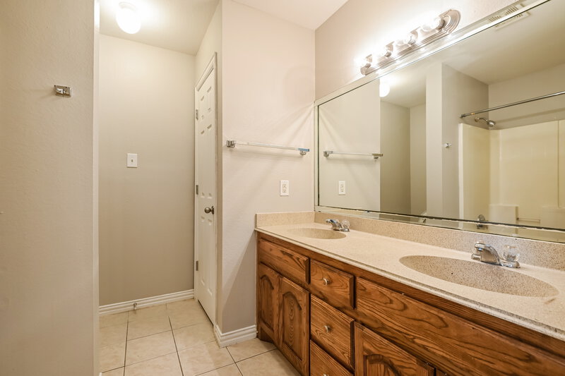 1,950/Mo, 10320 Casnett Dr Dallas, TX 75217 Main Bathroom View