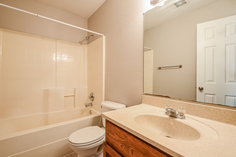 1,950/Mo, 10320 Casnett Dr Dallas, TX 75217 Bathroom View