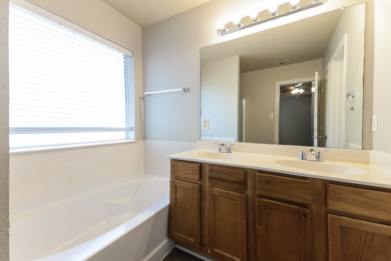 1,960/Mo, 7015 London Fog Dr Dallas, TX 75227 Main Bathroom View