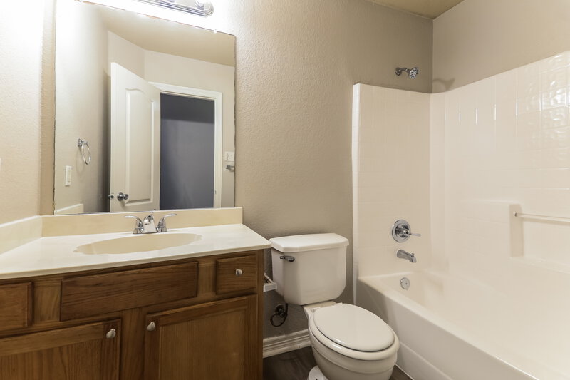 1,960/Mo, 7015 London Fog Dr Dallas, TX 75227 Bathroom View