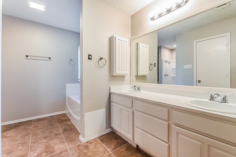 1,975/Mo, 5609 Winding Woods Trail Dallas, TX 75227 Main Bathroom View