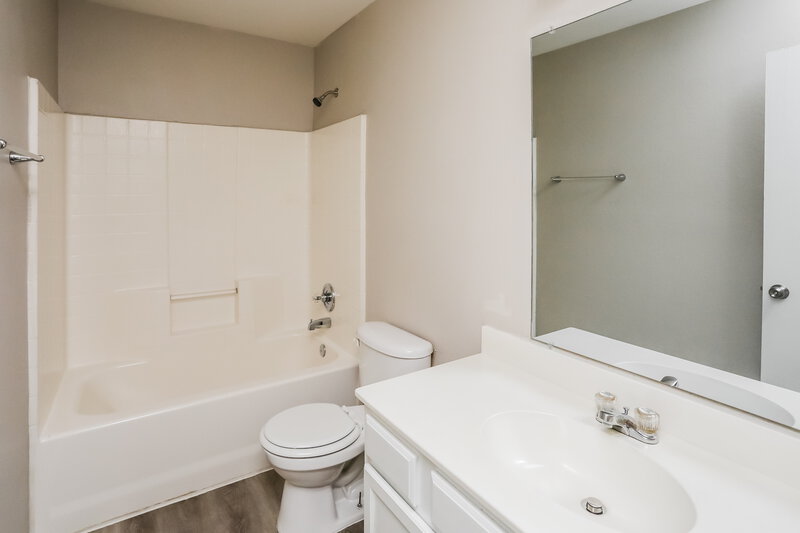 2,095/Mo, 9948 Chilmark Way Dallas, TX 75227 Main Bathroom View