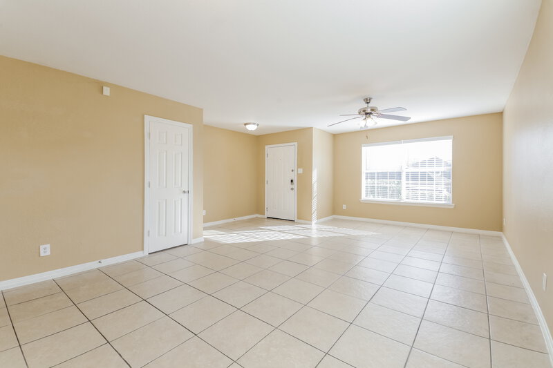 2,135/Mo, 7103 London Fog Dr Dallas, TX 75227 Living Room View 3