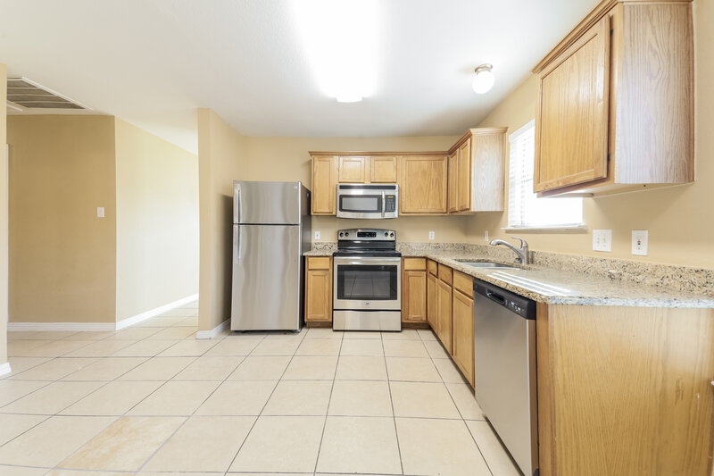 2,135/Mo, 7103 London Fog Dr Dallas, TX 75227 Kitchen View 2