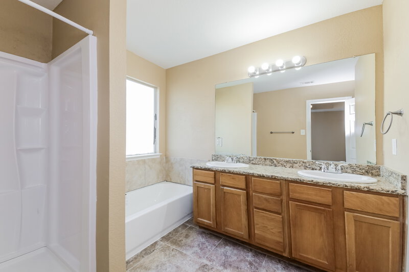 2,135/Mo, 7103 London Fog Dr Dallas, TX 75227 Main Bathroom View
