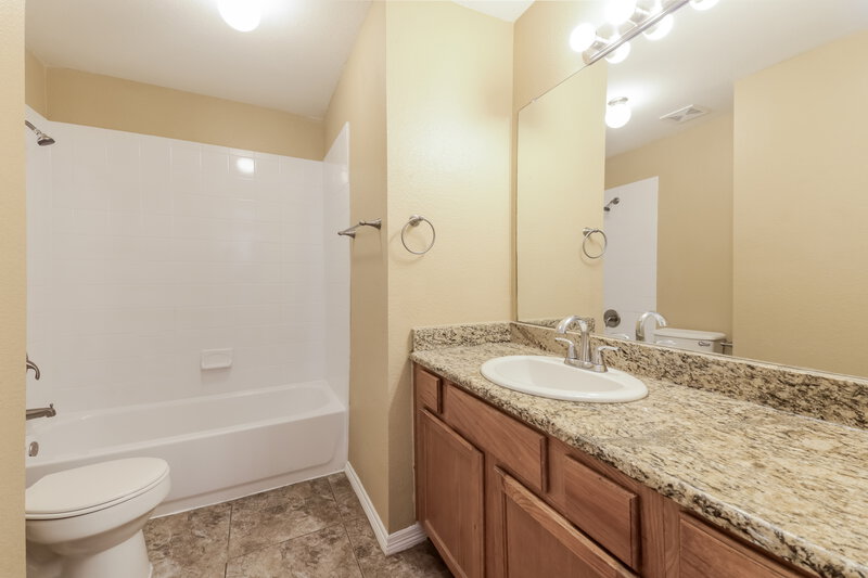 2,135/Mo, 7103 London Fog Dr Dallas, TX 75227 Bathroom View