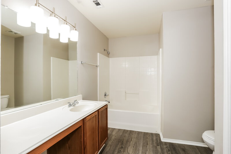2,460/Mo, 2937 St David Dr Dallas, TX 75233 Main Bathroom View