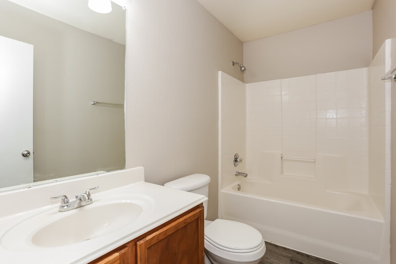 2,460/Mo, 2937 St David Dr Dallas, TX 75233 Bathroom View