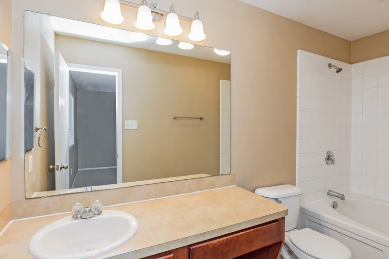 1,975/Mo, 6620 Whitneyglen Dr Dallas, TX 75241 Main Bathroom View