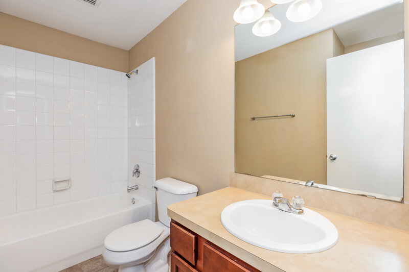 1,975/Mo, 6620 Whitneyglen Dr Dallas, TX 75241 Bathroom View