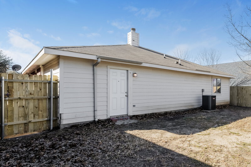 1,975/Mo, 6620 Whitneyglen Dr Dallas, TX 75241 Rear View