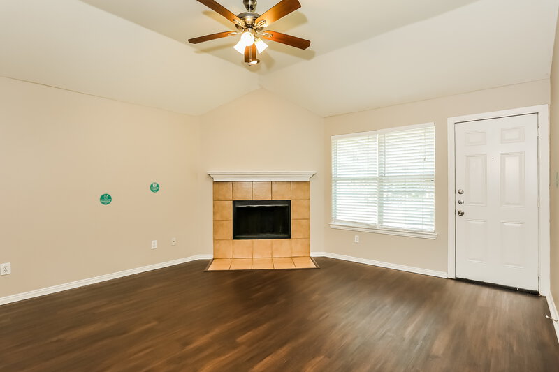 2,145/Mo, 7316 Sierra Way Dallas, TX 75241 Living Room View
