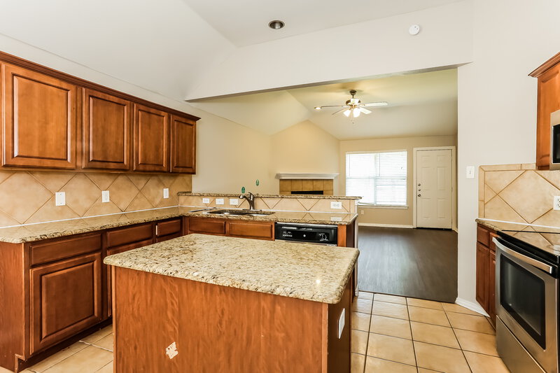 2,145/Mo, 7316 Sierra Way Dallas, TX 75241 Kitchen View