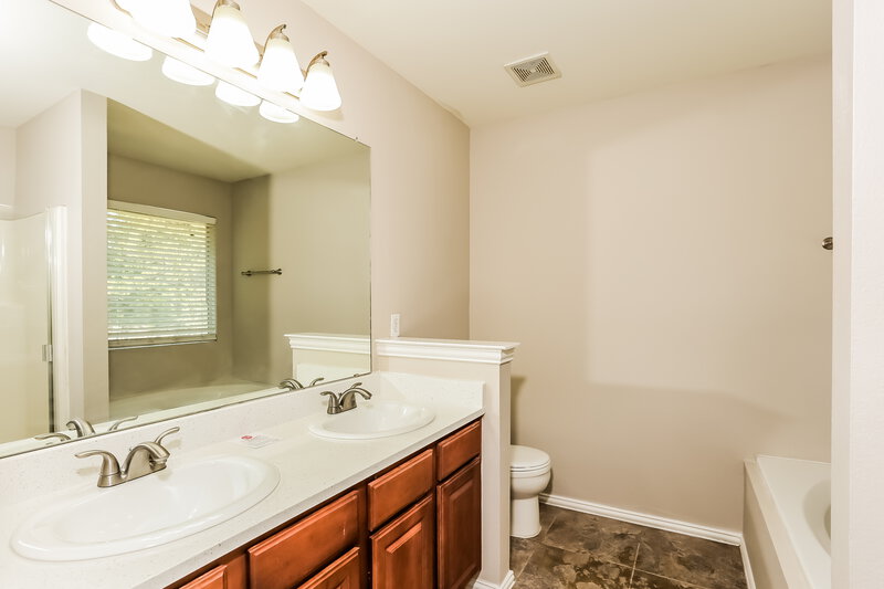 2,145/Mo, 7316 Sierra Way Dallas, TX 75241 Main Bathroom View