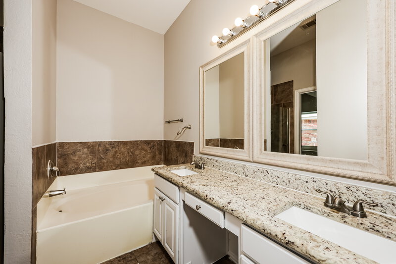 2,175/Mo, 7317 Sierra Way Dallas, TX 75241 Main Bathroom View