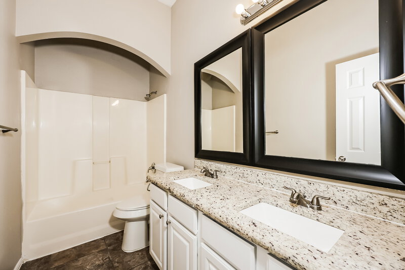 2,175/Mo, 7317 Sierra Way Dallas, TX 75241 Bathroom View