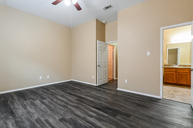 2,305/Mo, 7226 Sierra Way Dallas, TX 75241 Main Bedroom View 2