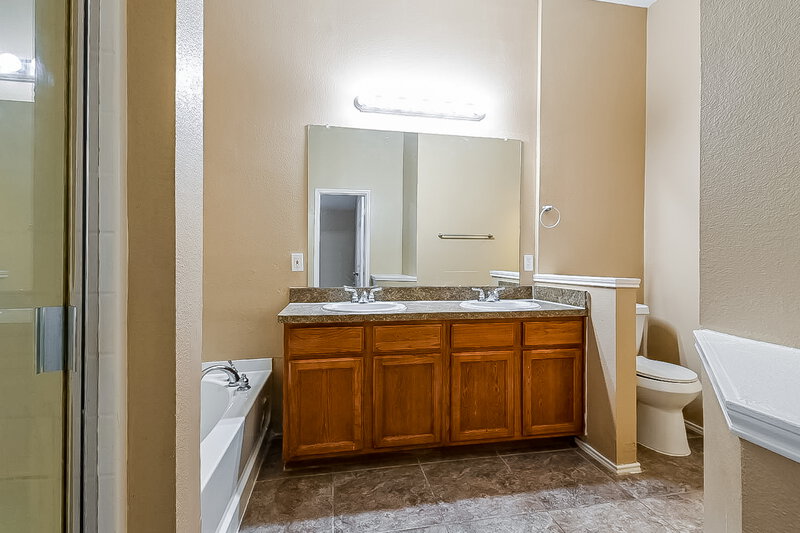2,305/Mo, 7226 Sierra Way Dallas, TX 75241 Main Bathroom View