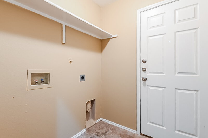 2,305/Mo, 7226 Sierra Way Dallas, TX 75241 Laundry Room View