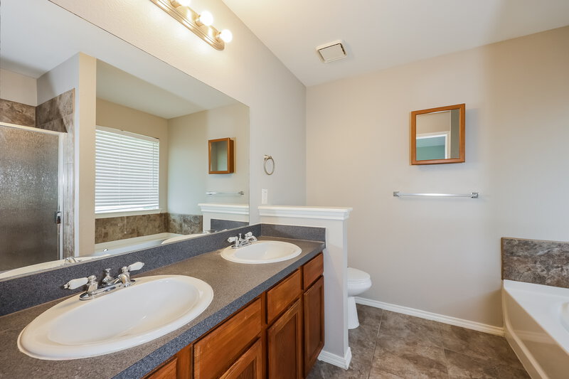 1,945/Mo, 7305 Sierra Way Dallas, TX 75241 Main Bathroom View