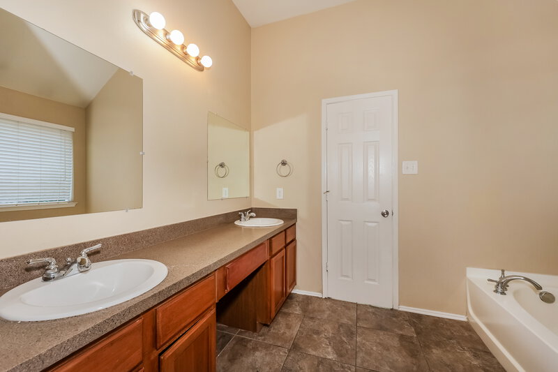 1,900/Mo, 7312 Sierra Way Dallas, TX 75241 Main Bathroom View