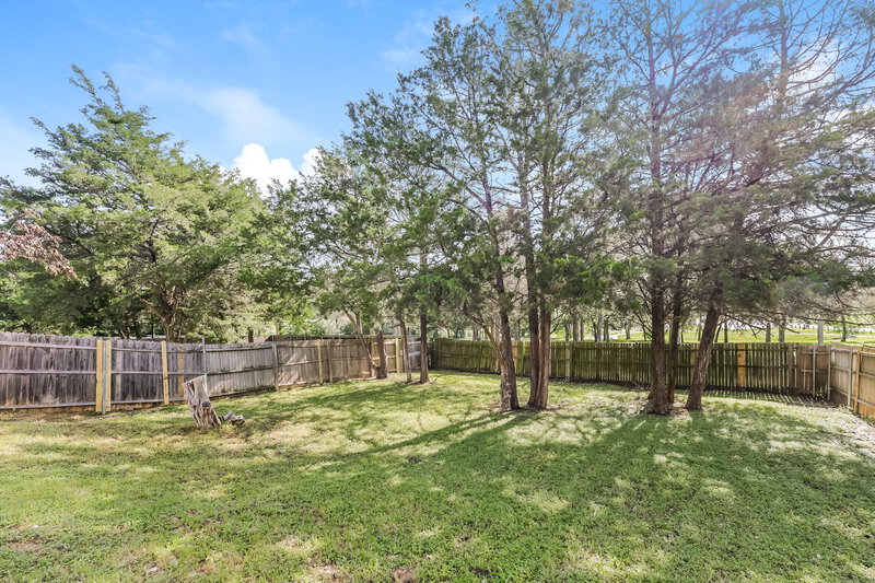 1,900/Mo, 7312 Sierra Way Dallas, TX 75241 Backyard View