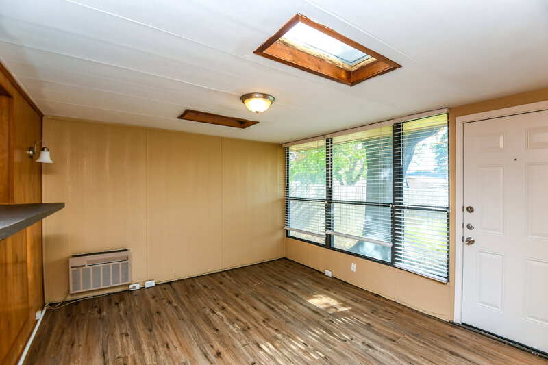 2,080/Mo, 7406 Cloverglen Dr Dallas, TX 75249 Family Room View 2