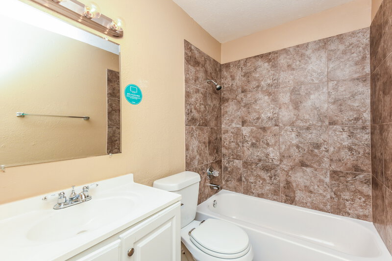 2,080/Mo, 7406 Cloverglen Dr Dallas, TX 75249 Main Bathroom View