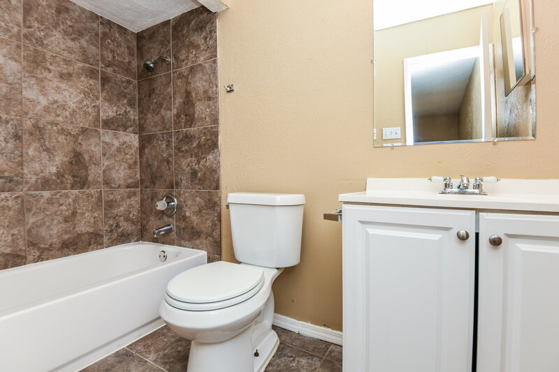 2,080/Mo, 7406 Cloverglen Dr Dallas, TX 75249 Bathroom View