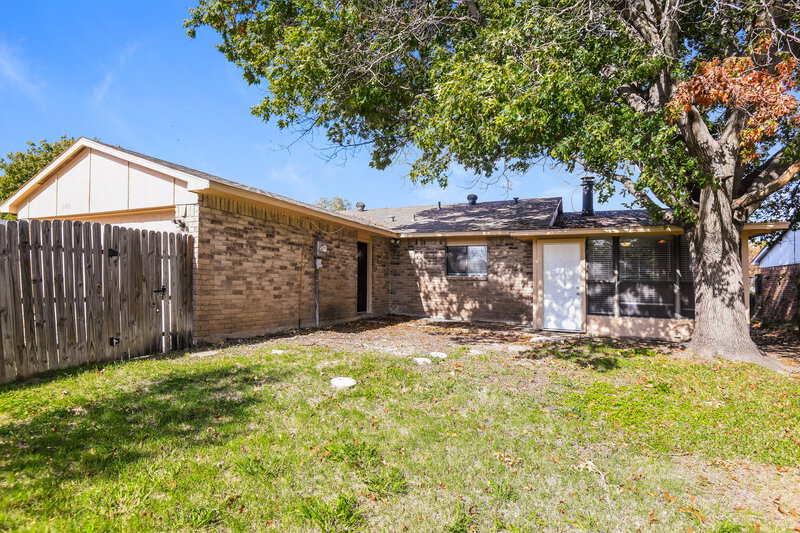 2,080/Mo, 7406 Cloverglen Dr Dallas, TX 75249 Rear View