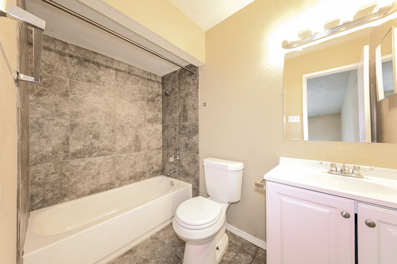 2,080/Mo, 7406 Cloverglen Dr Dallas, TX 75249 Main Bathroom View 2