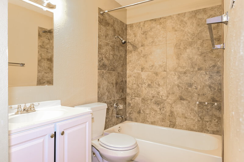 2,080/Mo, 7406 Cloverglen Dr Dallas, TX 75249 Bathroom View 2