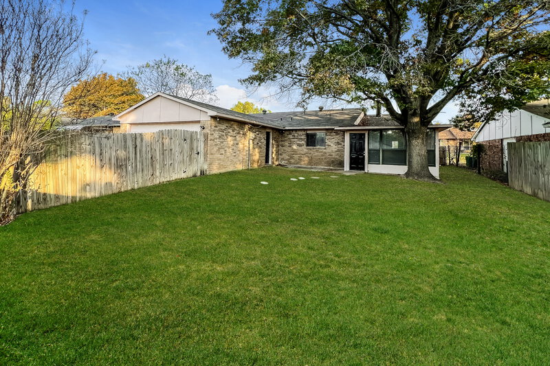 2,080/Mo, 7406 Cloverglen Dr Dallas, TX 75249 Rear View 3