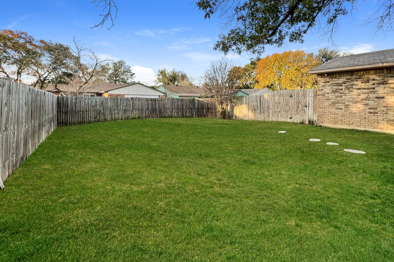 2,080/Mo, 7406 Cloverglen Dr Dallas, TX 75249 Rear View 4