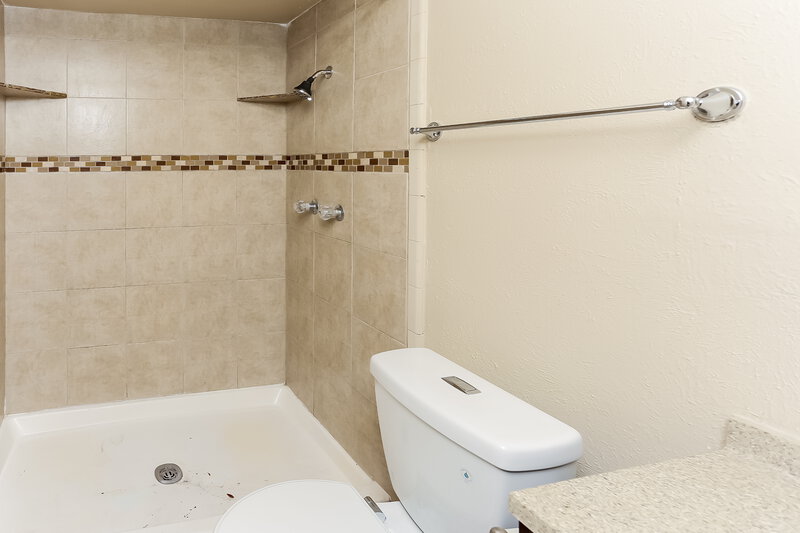 2,170/Mo, 7330 Cloverglen Dr Dallas, TX 75249 Bathroom View 2