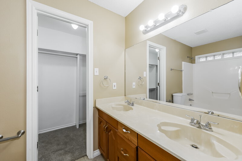 1,970/Mo, 321 Peachtree Lane Princeton, TX 75407 Main Bathroom View