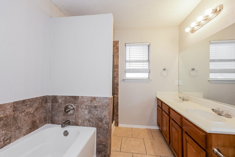 2,160/Mo, 1104 Havenbrook Dr Arlington, TX 76001 Main Bathroom View