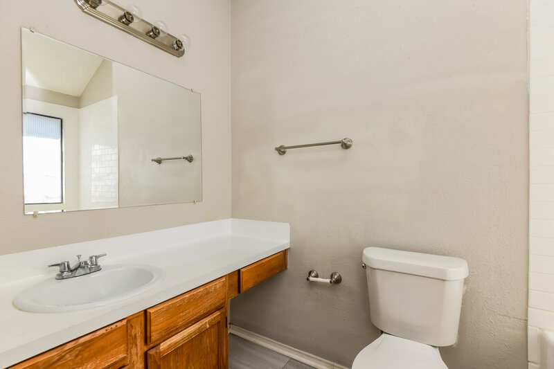 2,035/Mo, 910 Galaxy Dr Arlington, TX 76001 Main Bathroom View