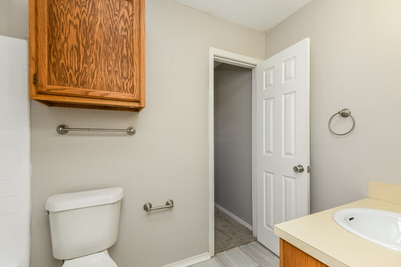 2,035/Mo, 910 Galaxy Dr Arlington, TX 76001 Bathroom View