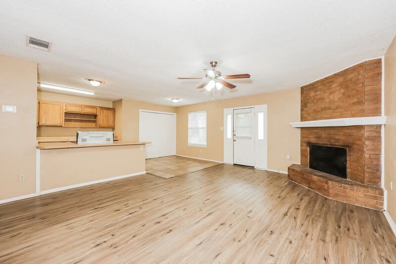 1,965/Mo, 6109 Springwood Dr Arlington, TX 76001 Living Room View