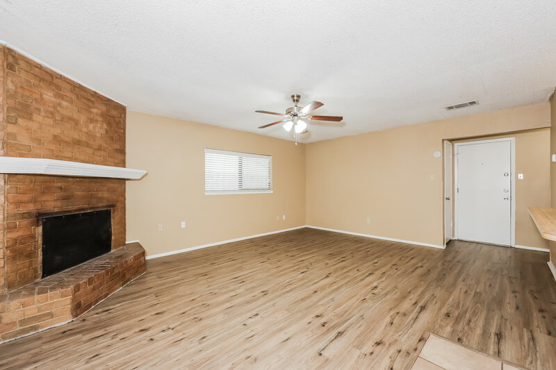 1,965/Mo, 6109 Springwood Dr Arlington, TX 76001 Living Room View 2