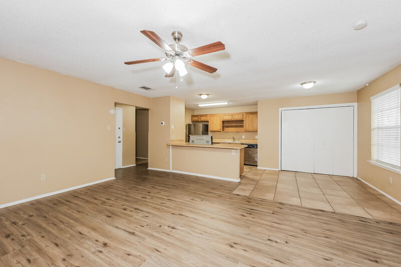 1,965/Mo, 6109 Springwood Dr Arlington, TX 76001 Living Room View 3
