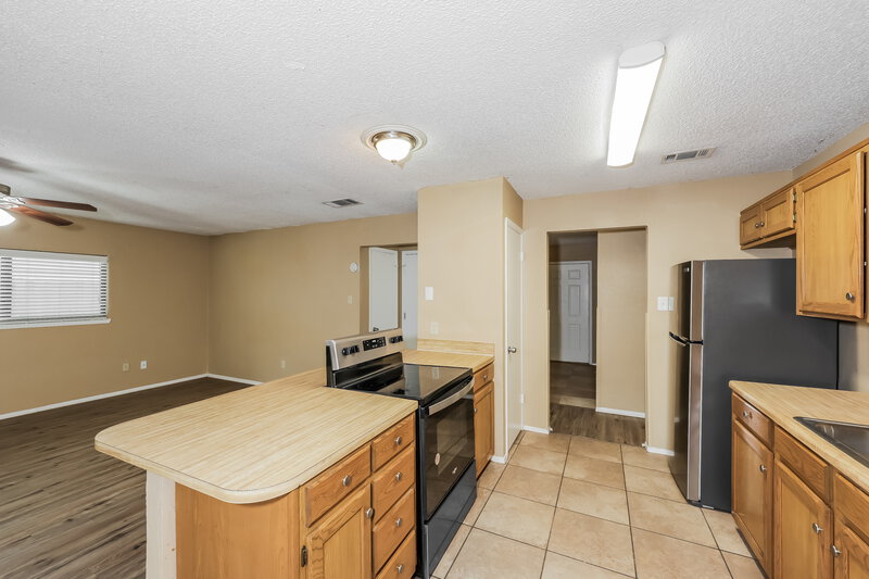 1,965/Mo, 6109 Springwood Dr Arlington, TX 76001 Kitchen View 2