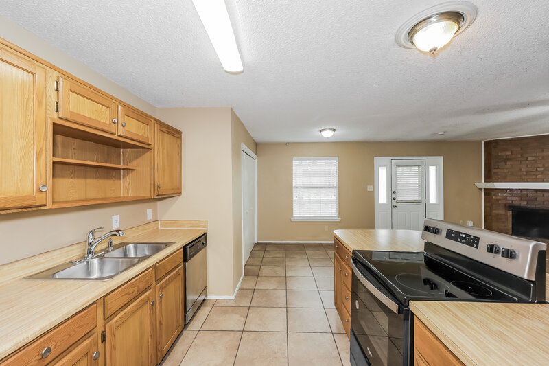 1,965/Mo, 6109 Springwood Dr Arlington, TX 76001 Kitchen View 3